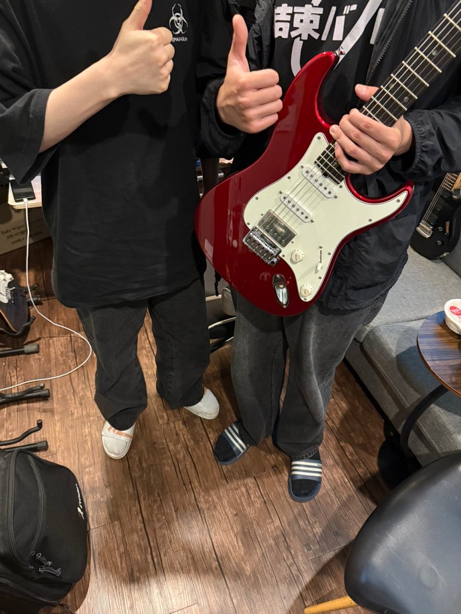 저에게 1년 넘게 레슨을 받은 리칼씨가 월요일 부로 제 공군 후배님이 됩니다.
본래 작곡을 하시던 분이라 본인 곡에 기타를 직접 연주하고 싶다는 목표를 가지고 레슨을 받게 되셨는데
"그때 배웠던 거 아주 잘 써먹고 있어요"
"기타 전공인 애가 자기보다 라인 잘 짠다고 했어요"
등등 이야기를