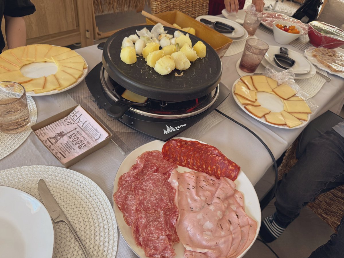 Ryu_SSBU_'s tweet image. SUZUNEさんのおうち来た!!!
フランス来てから24時間経つのにカップラーメン1個しか食べてなくてお腹空きすぎて死にそうだったんだけどめちゃくちゃ贅沢なご飯作って待ってくれてた😭ᩚ🥺ᩚ🥹ᩚ😭ᩚ🥺ᩚ🥹ᩚ
ラクレットとパテオンクルット!!
ほんまにやばいめちゃくちゃ美味しい😭ᩚ🥺ᩚ🥹ᩚ😭ᩚ