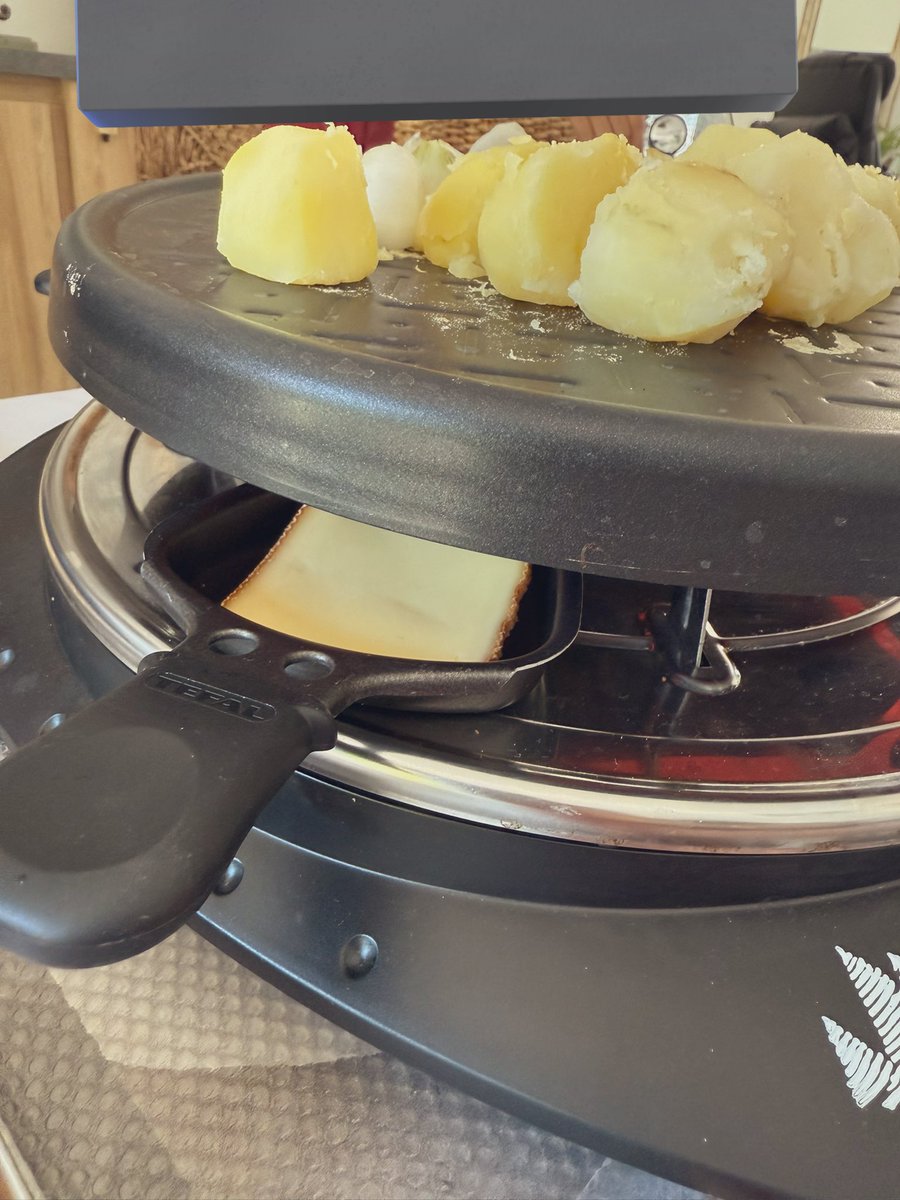 Ryu_SSBU_'s tweet image. SUZUNEさんのおうち来た!!!
フランス来てから24時間経つのにカップラーメン1個しか食べてなくてお腹空きすぎて死にそうだったんだけどめちゃくちゃ贅沢なご飯作って待ってくれてた😭ᩚ🥺ᩚ🥹ᩚ😭ᩚ🥺ᩚ🥹ᩚ
ラクレットとパテオンクルット!!
ほんまにやばいめちゃくちゃ美味しい😭ᩚ🥺ᩚ🥹ᩚ😭ᩚ