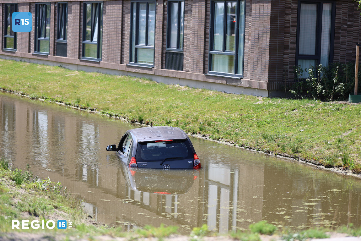 Auto in de sloot op de Tuindersweg in Pijnacker