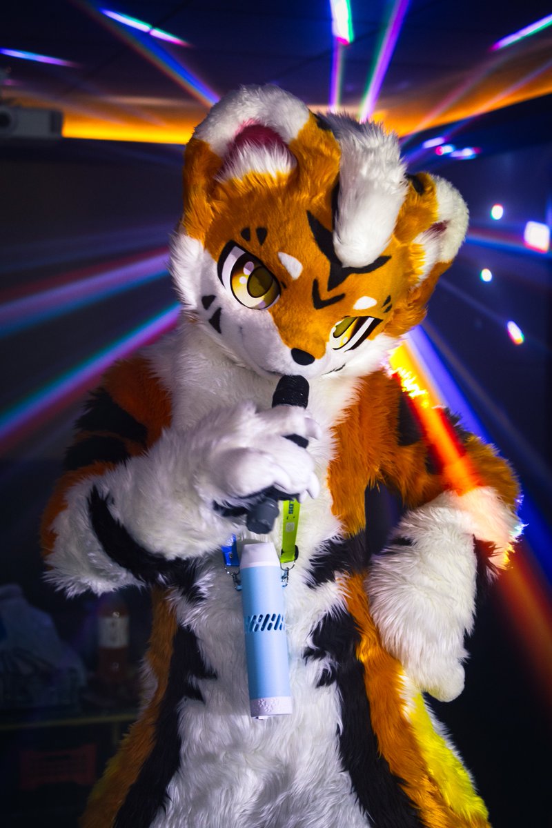 baicai_coin's tweet image. “扭起来！和我一起唱！”
#FursuitFriday 
📷：@Lingahems