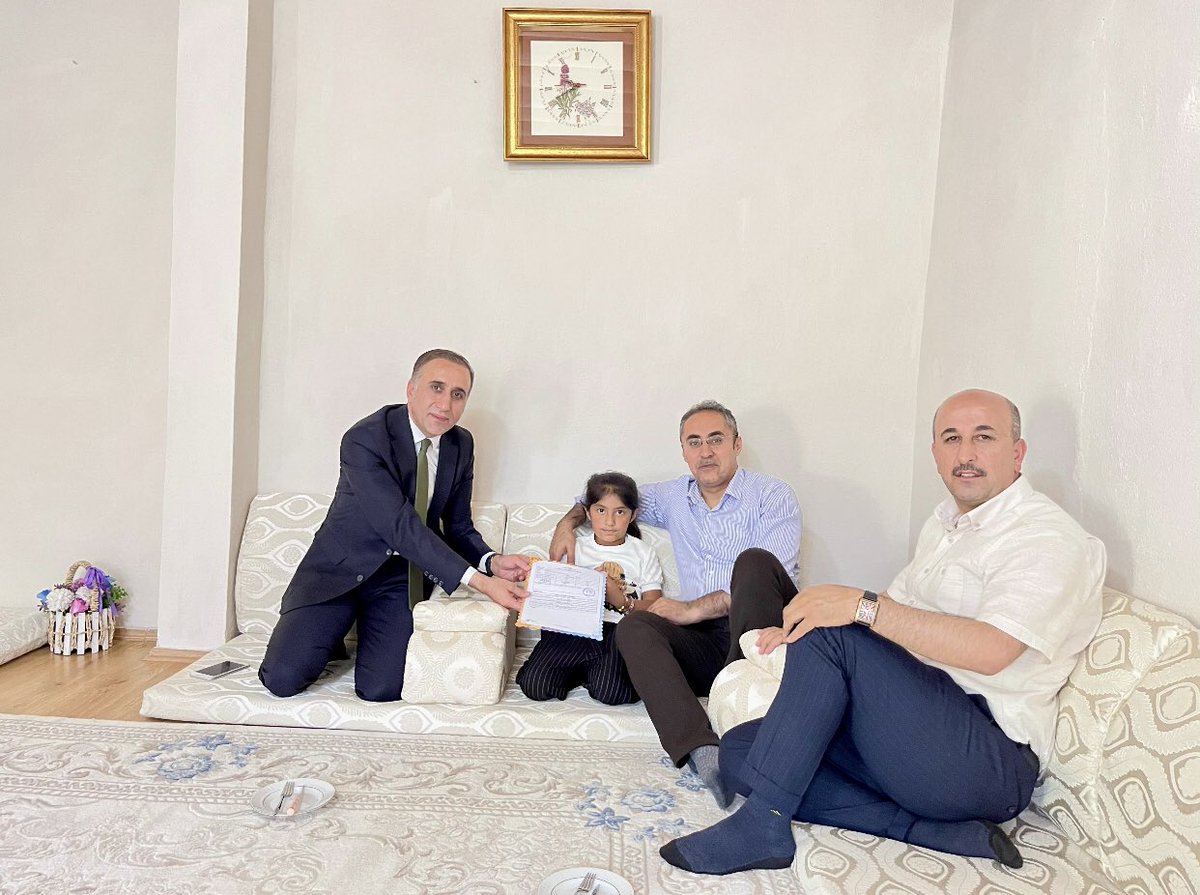 ŞEMDİNLİ İLÇE MİLLİ EĞİTİM MÜDÜRLÜĞÜ (@semdinlimem) on Twitter photo 💫 Karne Heyecanı 🤗
2024-2025 eğitim öğretim yılının sona ermesiyle birlikte okullarımızda karne sevinci yaşandı.
İlçe Millî Eğitim Müdürümüz Sn.Cihat İNAN ve Şube Müdürlerimiz evde eğitim alan öğrencilerimizin heyecanına ortak oldular.
<a href="/Hakkari_MEM/">Hakkari İl Milli Eğitim Müdürlüğü</a> <a href="/nrtttin_ylmz/">Nurettin YILMAZ</a> <a href="/cht_inan/">Cihat İNAN</a> 💫 Karne Heyecanı 🤗
2024-2025 eğitim öğretim yılının sona ermesiyle birlikte okullarımızda karne sevinci yaşandı.
İlçe Millî Eğitim Müdürümüz Sn.Cihat İNAN ve Şube Müdürlerimiz evde eğitim alan öğrencilerimizin heyecanına ortak oldular.
<a href="/Hakkari_MEM/">Hakkari İl Milli Eğitim Müdürlüğü</a> <a href="/nrtttin_ylmz/">Nurettin YILMAZ</a> <a href="/cht_inan/">Cihat İNAN</a>