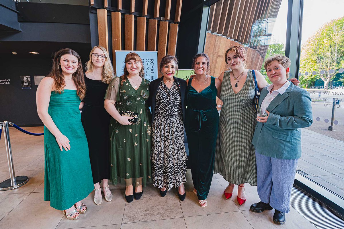 Last night our President Dame @ShirleyBassey joined us to celebrate what the College does best: nurturing possibilities, working with communities, transforming lives and training the next generation of creative leaders to be the artists they aspire to be.