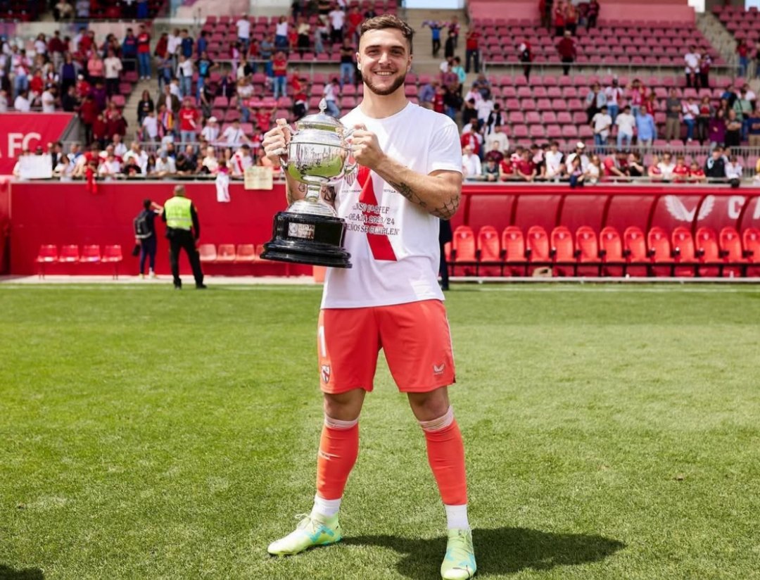 🚨 Matías Árbol no continuará en el Sevilla la próxima temporada 🚨

✍️ Esta temporada la ha jugado en nuestro Sevilla Atlético.

📈 Ha disputado 6 partidos. Ha dejado la portería a 0 en una ocasión y ha encajado 11 goles.

🔙 Pone fin así a 14 años vistiendo nuestra camiseta.