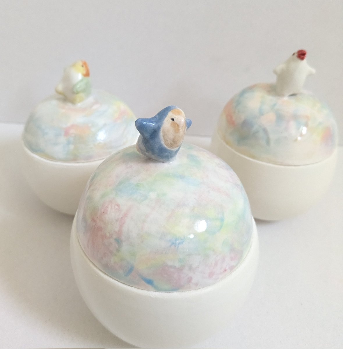 「トリの惑星(仮)」に続々と新しい仲間が増えてます〜！
ここは通さぬ〜の文鳥さん
お散歩中のシロハラさん
セーフ！のコザクラさんなどなど...だいぶ賑やかになってきました🦜☀
まだまだたくさん作りたいものがあるのに..時間が...！搬入ギリギリまで粘りたいと思います🔥
#小鳥ガーデン