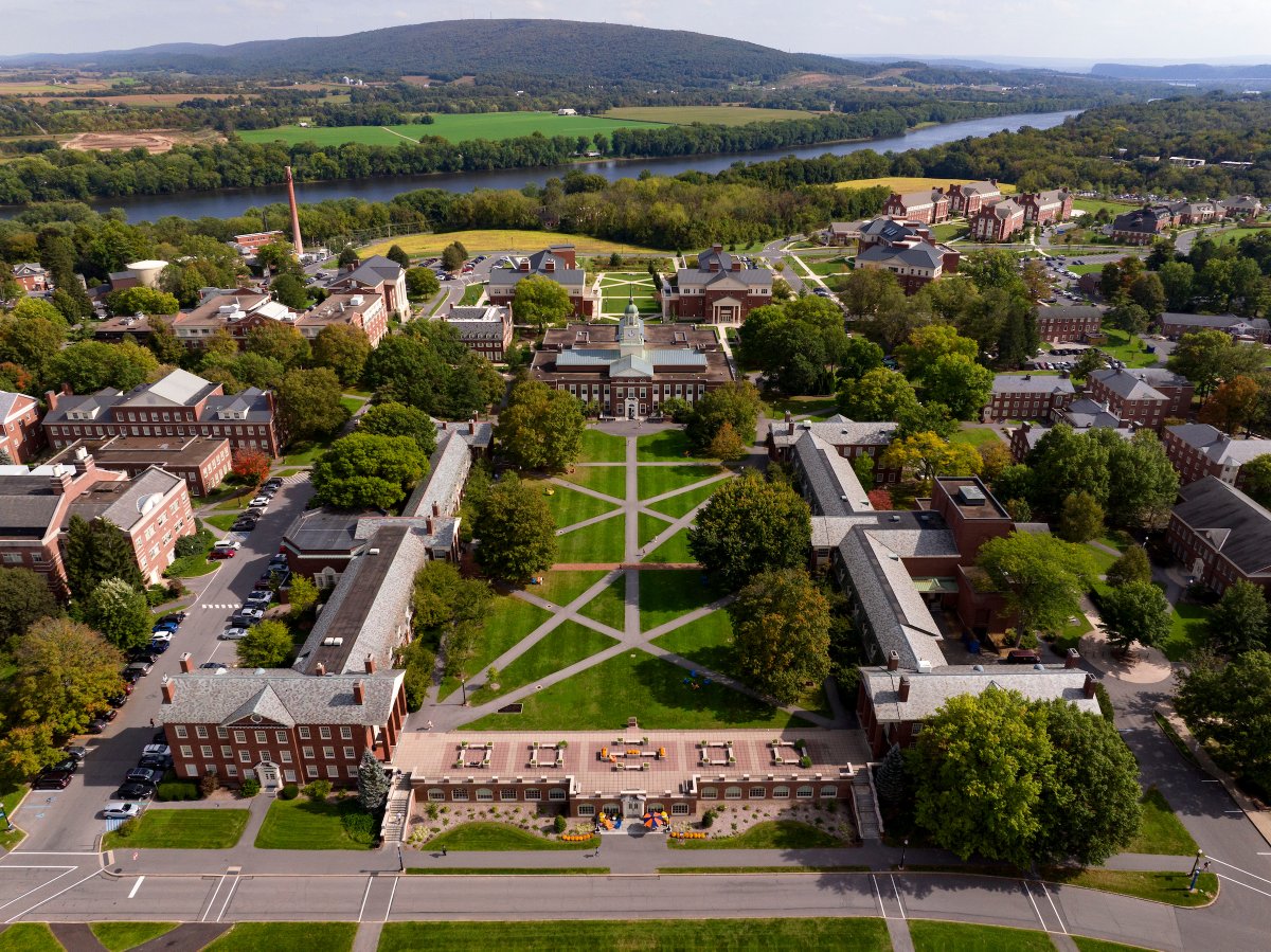 BucknellU's tweet image. You won't see the usual hustle and bustle on campus in the summer, but you still get views like this. 🧡💙
Happy #FirstDayofSummer, Bucknellians! ☀️