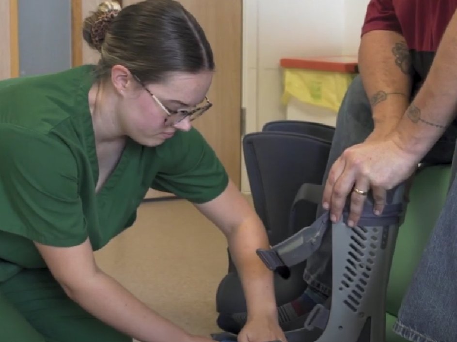 HealthCareersUK's tweet image. Emily, an orthotist, tells us how her work benefits people with a learning difficulty to improve the quality of their lives.
This #LearningDisabilityWeek find out how you can work with people with a learning disability - ow.ly/507250W93FR
#AHPsDeliver