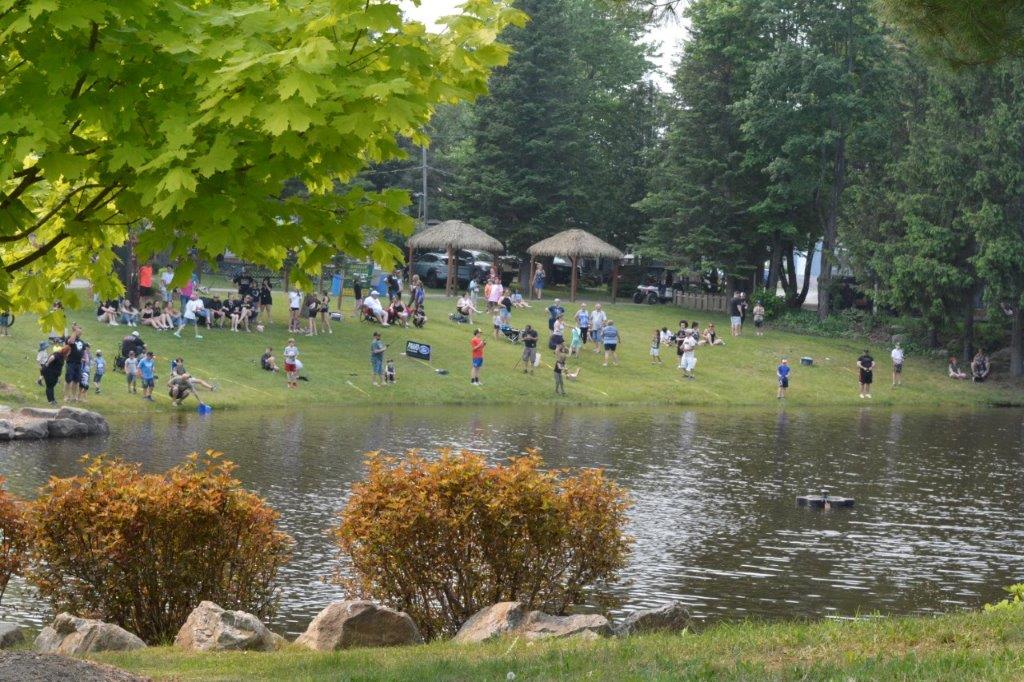 L'APPQ, grâce à son Fonds humanitaire, a soutenu la 2e édition de La pêche au Camping Kelly en Lanaudière. Des dizaines d'enfants ont découvert la pêche, vécu une belle expérience en nature et emporté des souvenirs mémorables. Merci à tous les participants et bénévoles!