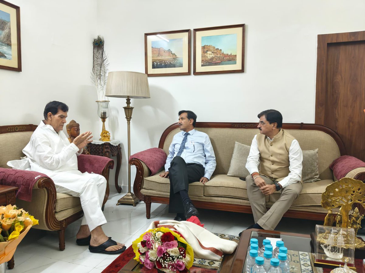 pgcilindia's tweet photo. Sh. R. K. Tyagi, CMD POWERGRID met Sh. A. K. Sharma, Hon’ble Minister of Energy &amp; Urban Development, Govt. of Uttar Pradesh in presence of Sh. Y. K. Dixit, ED, NR-III, and apprised him about POWERGRID’s projects in the state. https://t.co/8R90njq9m4