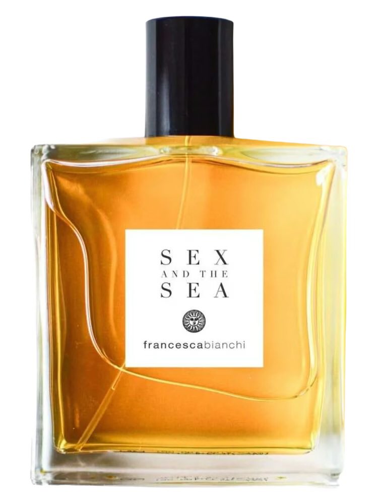عطر اليوم: Sex and the Sea من Francesca Bianchi مزيج ساحر من: الميموزا – الأناناس – جوز الهند – الورد – السوسن – الصندل – المرّ – اللبان – العنبر – الفانيليا  عبق يهمس بروعة الصيف، ينقلك لنسيم البحر وقبلة الشمس الدافئة، يمتزج جوز الهند الكريمي والأناناس اللذيذ بخشب الصندل
