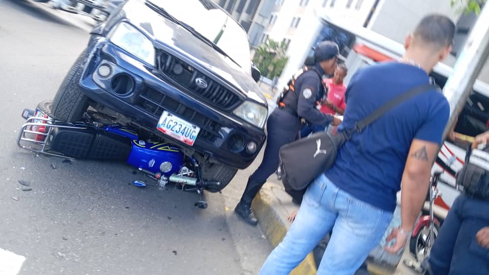 ⚠️🏍💥🚙 #NoticiasViales (20/06) #Caracas Hecho de tránsito a la altura de Plaza Venezuela en la esquina del SEBIN. Lesionados en el lugar. Colisión entre moto y vehículo liviano clase camioneta. #20Jun

Info: @cientoporcientoaragua
✍🏻 <a href="/andrearochap/">Andrea C Rocha P</a>