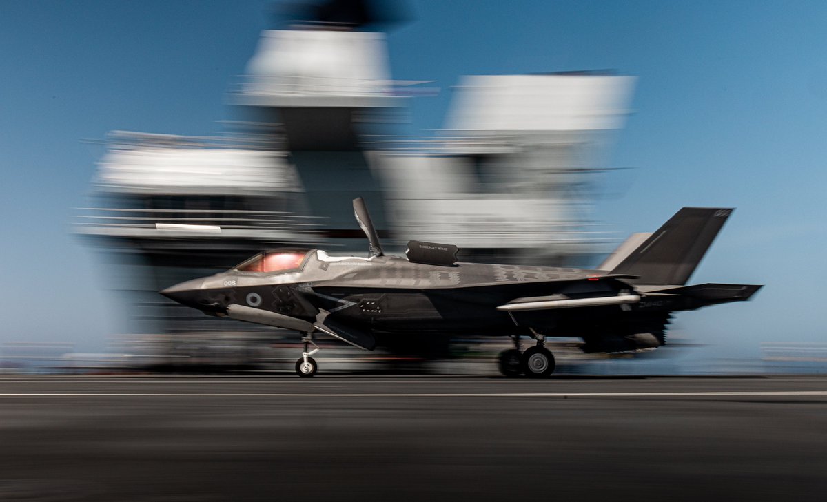 RoyalNavy's tweet image. Blink and you&apos;ll miss it! 💥

📸 An F35b lightning jet takes off from the flight deck of @HMSPWLS.

@COMUKCSG | #CSG25