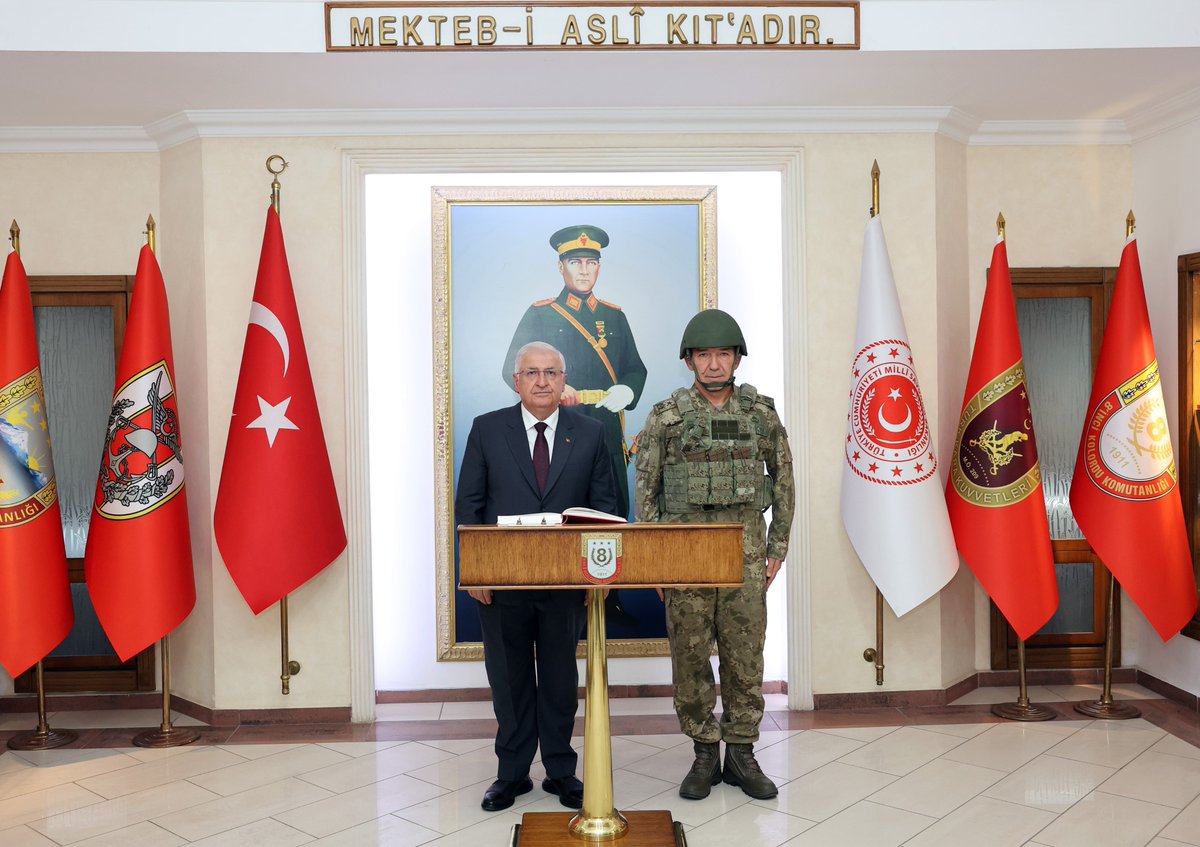 Millî Savunma Bakanı Yaşar Güler, Malatya’daki 2’nci Ordu Komutanlığında gerçekleştirdiği inceleme ve denetlemelerin ardından Elazığ’a geçti. Bakan Yaşar Güler, beraberindeki Genelkurmay Başkanı Orgeneral Metin Gürak ve Kara Kuvvetleri Komutanı Orgeneral Selçuk Bayraktaroğlu ile