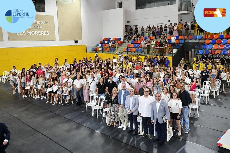 Beisbol i Softbol Catalunya ⚾️🥎 (@fcbeisbolsofbol) on Twitter photo El president de la FCBS, <a href="/oscarmilla1/">Òscar Milla</a> , va estar present ahir a l’acte organitzat pel <a href="/cebllob/">Consell Esportiu del Baix Llobregat</a> als reconeixements de JugaVerdPlay, on va rebre un reconeixement , per part del Sr. Valls president del CEBLLOB, pel treball en comú d’ambdues entitats en la promoció ⚾️i 🥎 escolar, El president de la FCBS, <a href="/oscarmilla1/">Òscar Milla</a> , va estar present ahir a l’acte organitzat pel <a href="/cebllob/">Consell Esportiu del Baix Llobregat</a> als reconeixements de JugaVerdPlay, on va rebre un reconeixement , per part del Sr. Valls president del CEBLLOB, pel treball en comú d’ambdues entitats en la promoció ⚾️i 🥎 escolar,