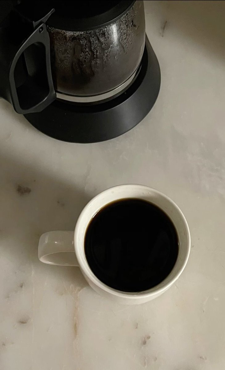 El conteo terminó… Llegó el día esperado y sí, mi café es triple porque lo que me espera hoy es de locos. Mi café y yo rumbo a La Parla del Caribe —se puede quedar la ropa, el cargador, ¡hasta la dignidad! Pero el café… jamás.
¿Cafecito? ☕️