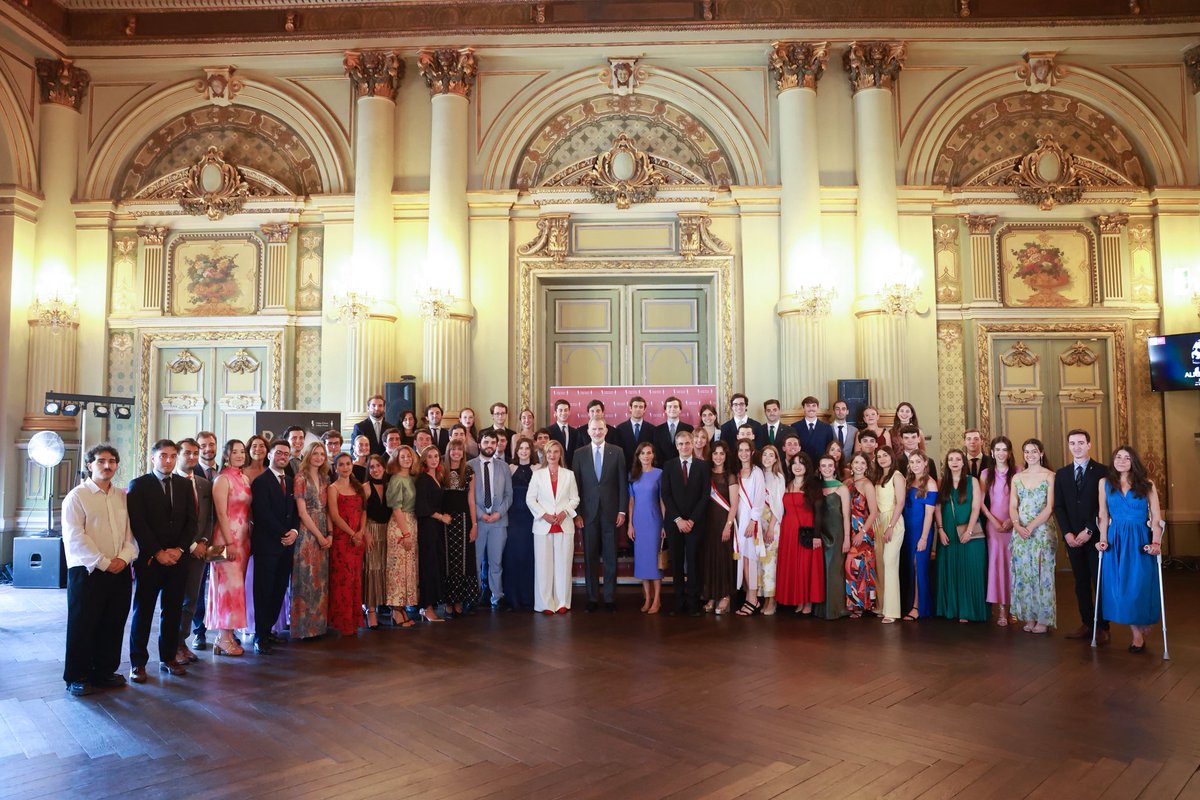 Los Reyes, a su llegada al acto de clausura del Curso académico 2024/2025 del Colegio de Europa, celebrado en el Real Teatro Municipal de Brujas (Bélgica), con ocasión de la celebración de su 75º aniversario.

➡️casareal.es/ES/Actividades…