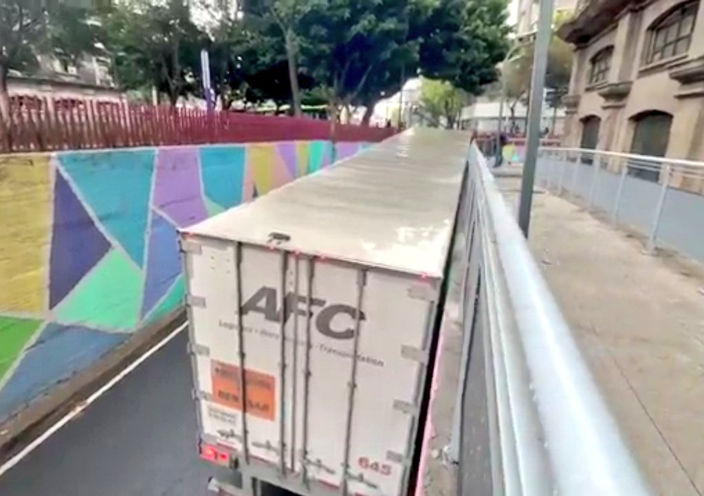 Ⓜ️iguel Angel López 🇲🇽 (@angelito190273) on Twitter photo Tómelo en cuenta.
En la incorporación de Fray Servando hacia Calz. San Antonio Abad un tráiler queda atorado lo que provoca un congestionamiento vial importante.
<a href="/CI_CDMX/">Centro Informativo CDMX</a> Tómelo en cuenta.
En la incorporación de Fray Servando hacia Calz. San Antonio Abad un tráiler queda atorado lo que provoca un congestionamiento vial importante.
<a href="/CI_CDMX/">Centro Informativo CDMX</a>