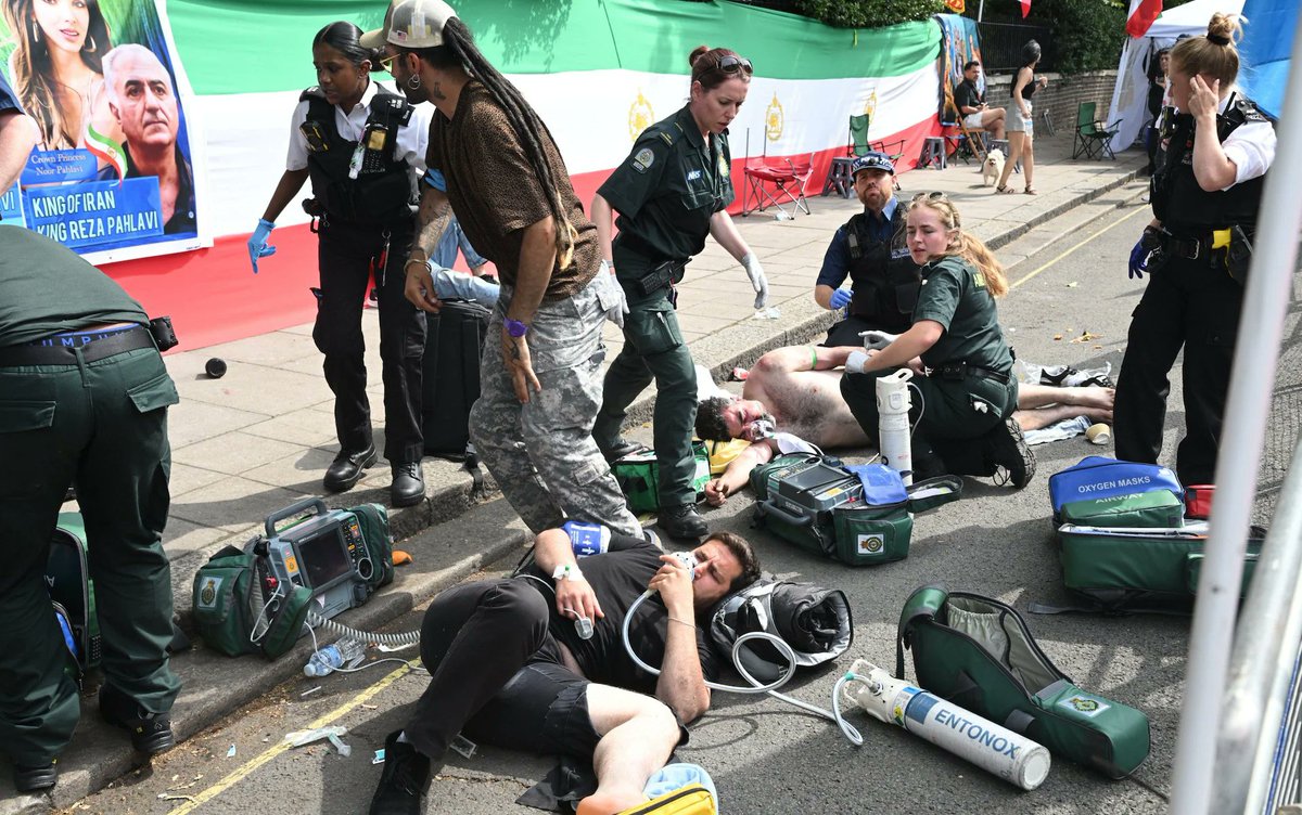 The Ukrainian Week / Tyzhden (@ukr_week_en) on Twitter photo Protesters attacked outside Iranian Embassy in  #London (Telegraph). 
The anti regime protesters could be seen flying a pre-1979 Islamist revolution flag. "6 men have been arrested on suspicion of grievous bodily harm – they remain in police custody", 🇬🇧police said
#Iran #Israel Protesters attacked outside Iranian Embassy in  #London (Telegraph). 
The anti regime protesters could be seen flying a pre-1979 Islamist revolution flag. "6 men have been arrested on suspicion of grievous bodily harm – they remain in police custody", 🇬🇧police said
#Iran #Israel