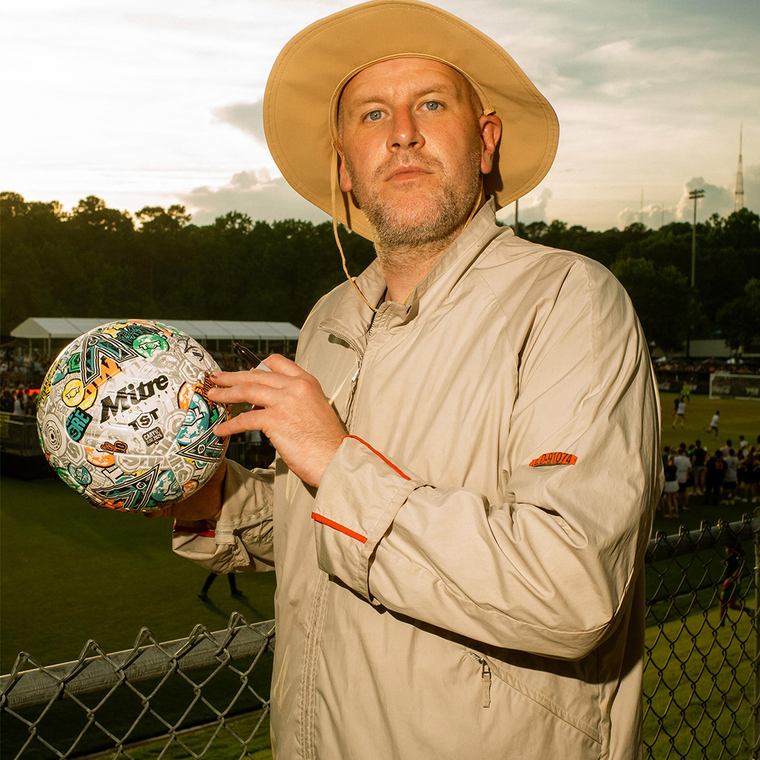 MitreSports's tweet image. GIVEAWAY: Fancy winning one of our beautiful @TST7v7 balls, signed by the Assistant Gaffa himself @SteveBracknall ?
To #win simply:
1️⃣ Like and share this post
2️⃣ Follow @mitresports & @SteveBracknall
3️⃣ Tell us who you’d love to have a kickabout with?
Ends 24/06/25