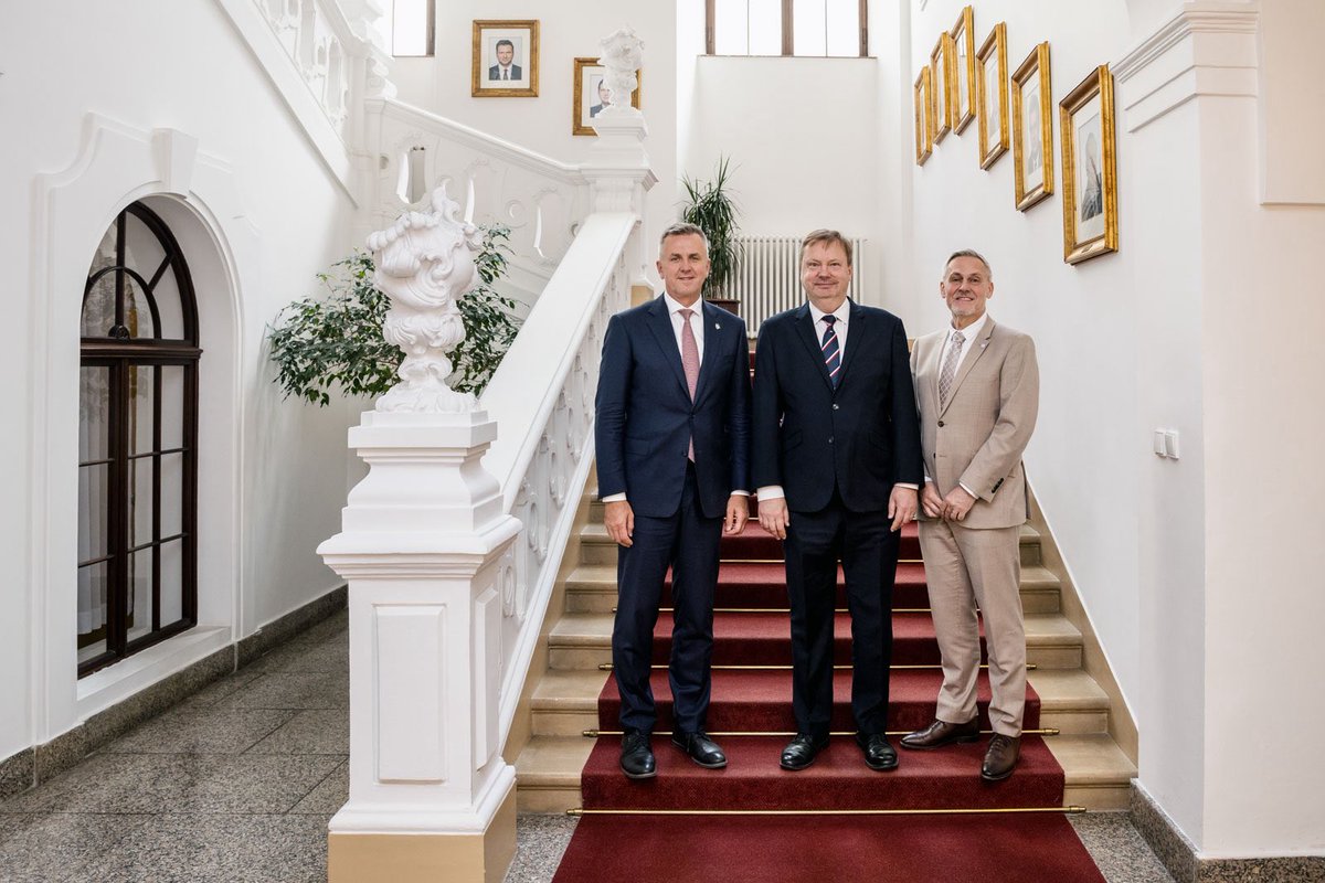 Ve Sněmovně se uskutečnil tradiční pracovní oběd kancléřů, tentokrát pořádaný vedoucím Kanceláře Poslanecké sněmovny Martinem Plíškem. Setkání se zúčastnili vedoucí Kanceláře prezidenta republiky Milan Vašina a vedoucí Kanceláře Senátu Radek Jiránek.

➡️ psp.cz/zprava/21193