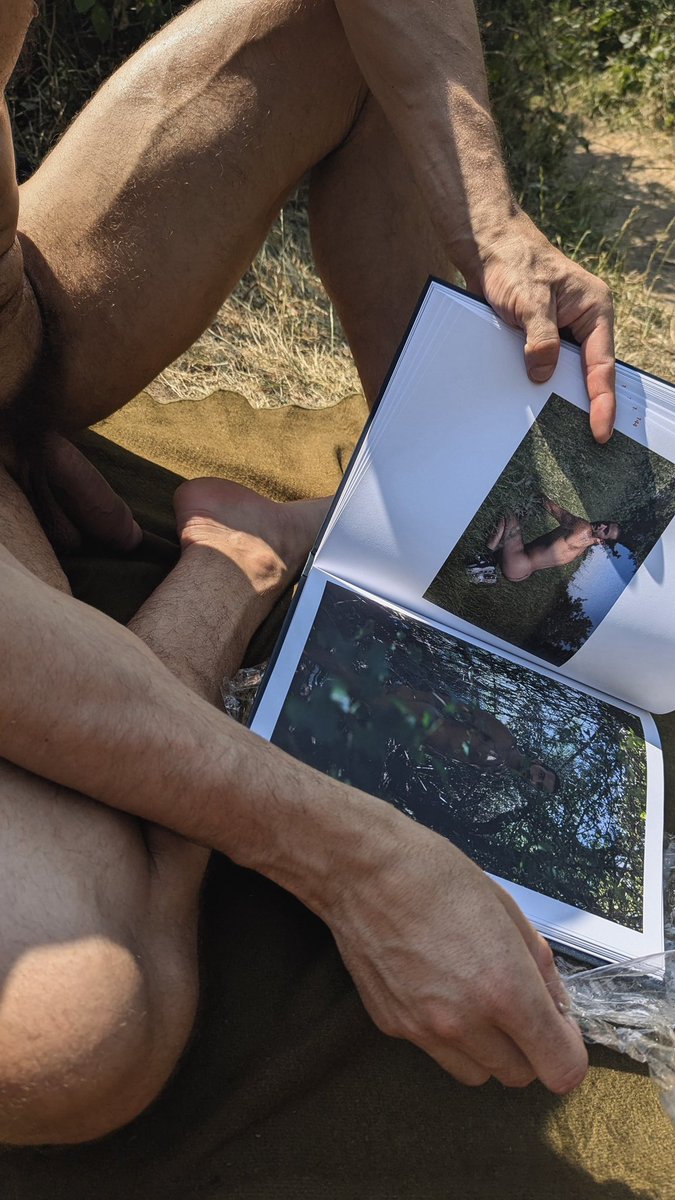 Summer reading ‘Outsiders’ <a href="/oliraptor/">Oliraptor 🦖🍉</a> 📸