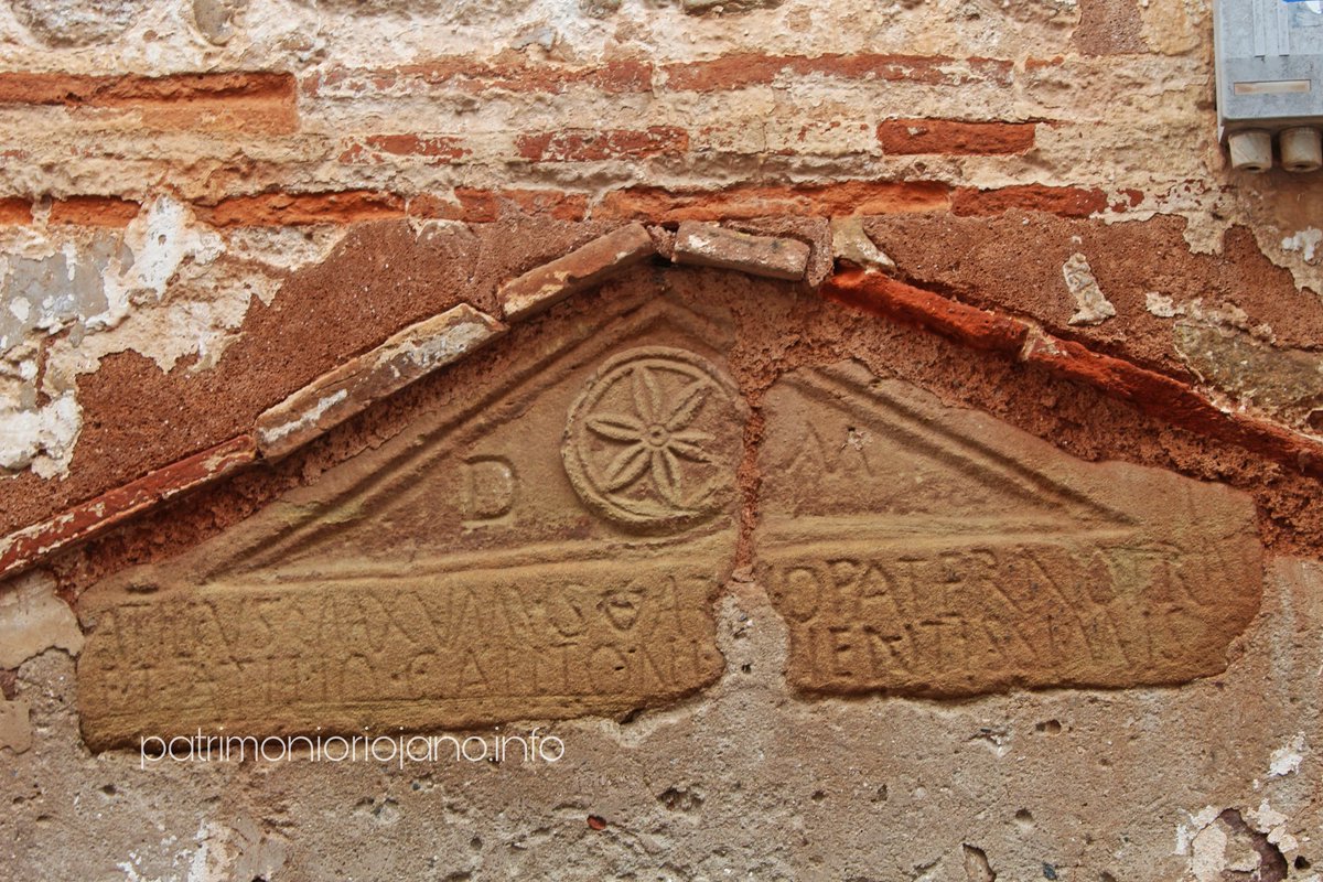 Tricio. Entre aras, estelas y altares.
Estela en frontón triangular con rosácea de seis pétalos e inscripción romana datada del S.II.
Este sábado visita guiada a la localidad desde las 18h. dentro de las actividades del VIII Mercado Romano "Tritium Megallum". 
¡Descubre La Rioja!