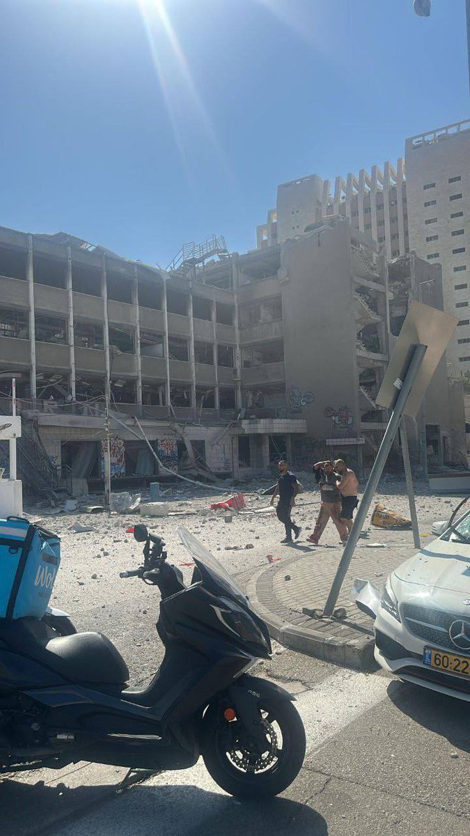 warsurv's tweet photo. ❌🇮🇱 BREAKING: Haifa, Israel JUST HIT HARD
#HaifaStrike #IsraelUnderFire #BreakingNews