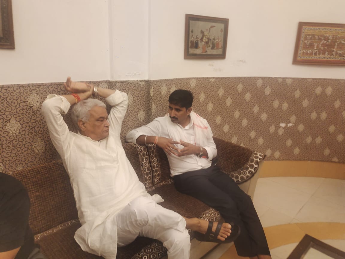 बाबा सरकार राजस्थान 🦁 (@kushsogun) on Twitter photo मंत्री डॉ किरोड़ी लाल मीणा जी से मिलने उदयपुर सर्किट हाउस पहुंचे सासंद राजकुमार रोट
<a href="/DrKirodilalBJP/">Dr. Kirodi Lal Meena</a> <a href="/roat_mla/">Rajkumar Roat</a> मंत्री डॉ किरोड़ी लाल मीणा जी से मिलने उदयपुर सर्किट हाउस पहुंचे सासंद राजकुमार रोट
<a href="/DrKirodilalBJP/">Dr. Kirodi Lal Meena</a> <a href="/roat_mla/">Rajkumar Roat</a>