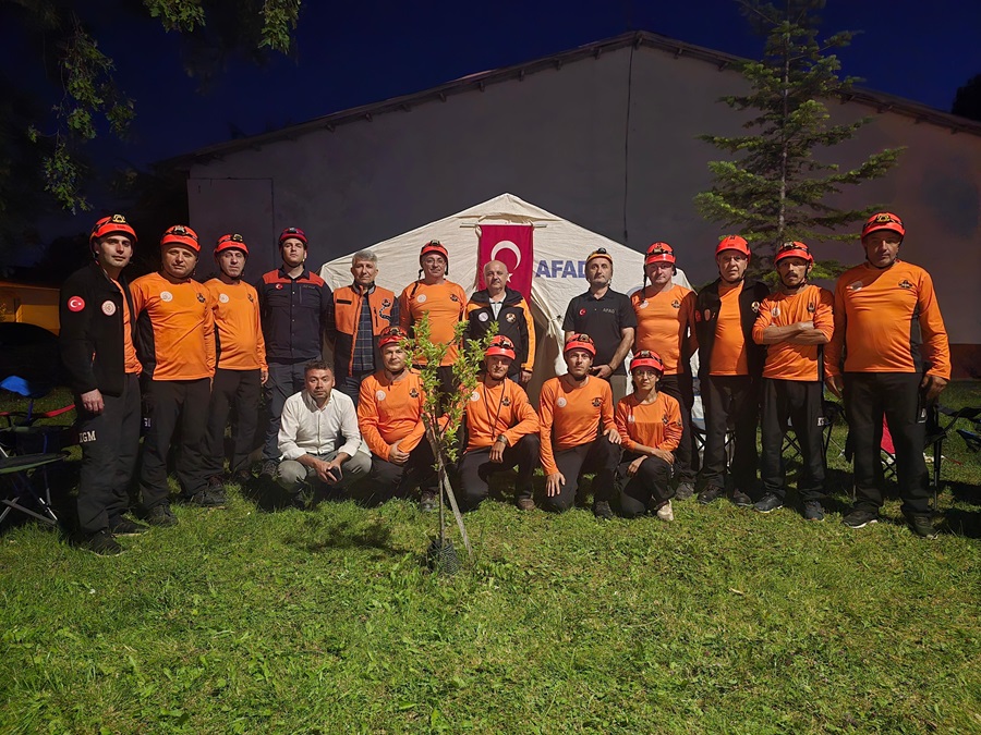 Karayolları 15.Bölge Müdürlüğü bünyesinde kurulan Arama ve Kurtarma Ekibine Temel Kampçılık, Navigasyon ve Haberleşme Eğitimleri verildi.

<a href="/AFADBaskanlik/">AFAD</a> 
<a href="/kastamonuvalilk/">Kastamonu Valiliği</a>