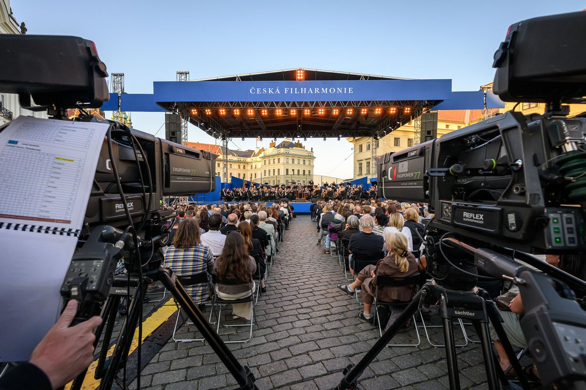 V nohou jako bychom pořád cítili Janáčkovy a Bizetovy tance, v duších teprve doznívá hypnotický efekt Ravelova Bolera… 
Open Air koncert pod taktovkou Dalie Stasevske skončil, vytržení ale ještě chvíli potrvá. 🙂