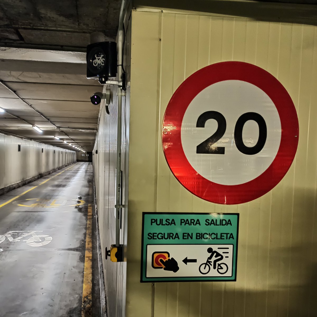 🚲 Si sales del Parkibici de #PlazaMayor puedes activa el pulsador de salida segura a través del túnel bajo la calle Jesús
