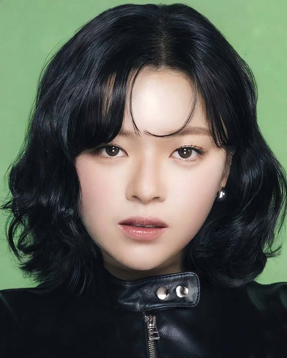 JEONGYEON’S VISUAL NEVER MISS. LOOK AT HER.
.
.
.
.
ps. i just had to take off the sample thingy she’s too beautiful i wanna see her face fully. 😭