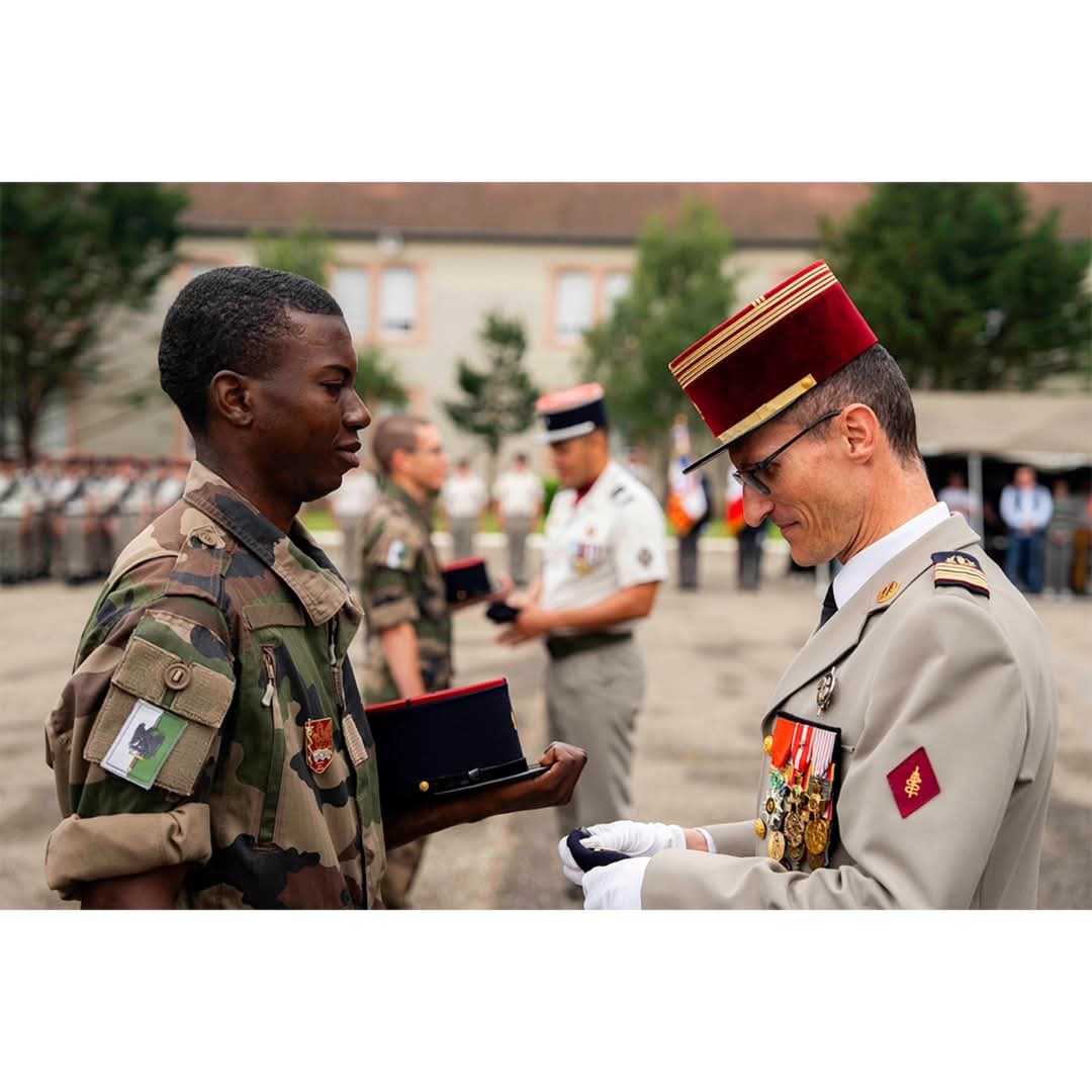 RegimentMedical's tweet image. Remise de képi – Une étape gravée à jamais.
Doutes, sueur, efforts.
Aujourd’hui, ils ont franchi le cap.
Ce képi n’est pas qu’un symbole : c’est l’engagement, la fraternité, l’honneur.
La FGI s’achève. Leur parcours commence.
Bienvenue dans la famille. 🔵⚪🔴
@CommandementFOT