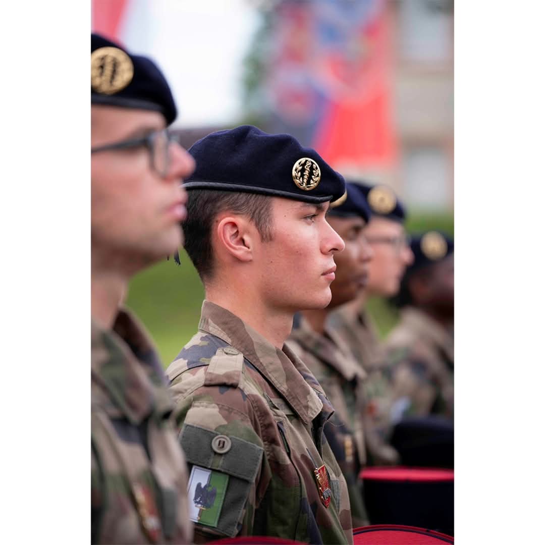 RegimentMedical's tweet image. Remise de képi – Une étape gravée à jamais.
Doutes, sueur, efforts.
Aujourd’hui, ils ont franchi le cap.
Ce képi n’est pas qu’un symbole : c’est l’engagement, la fraternité, l’honneur.
La FGI s’achève. Leur parcours commence.
Bienvenue dans la famille. 🔵⚪🔴
@CommandementFOT