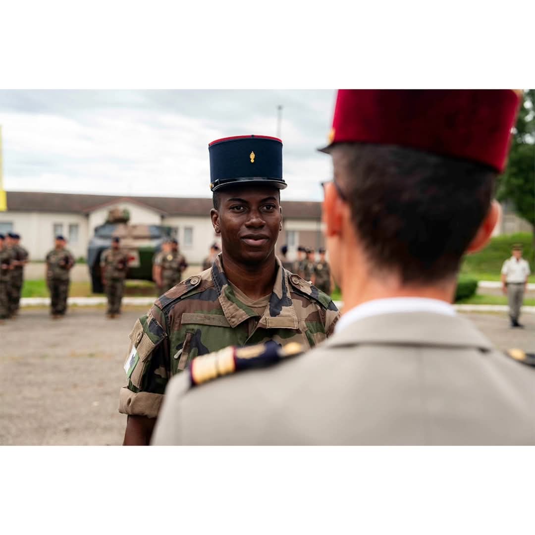 RegimentMedical's tweet image. Remise de képi – Une étape gravée à jamais.
Doutes, sueur, efforts.
Aujourd’hui, ils ont franchi le cap.
Ce képi n’est pas qu’un symbole : c’est l’engagement, la fraternité, l’honneur.
La FGI s’achève. Leur parcours commence.
Bienvenue dans la famille. 🔵⚪🔴
@CommandementFOT