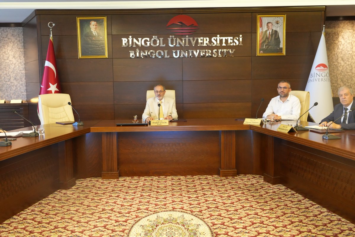 Üniversitemizde KVKK Komisyonu Toplantısı Gerçekleştirildi

Bingöl Üniversitesi, kişisel verilerin korunmasına yönelik yürüttüğü çalışmalar kapsamında önemli bir toplantıya ev sahipliği yaptı. 20 Haziran Cuma günü saat 10.00’da Senato Odası’nda düzenlenen Kişisel Verileri Koruma
