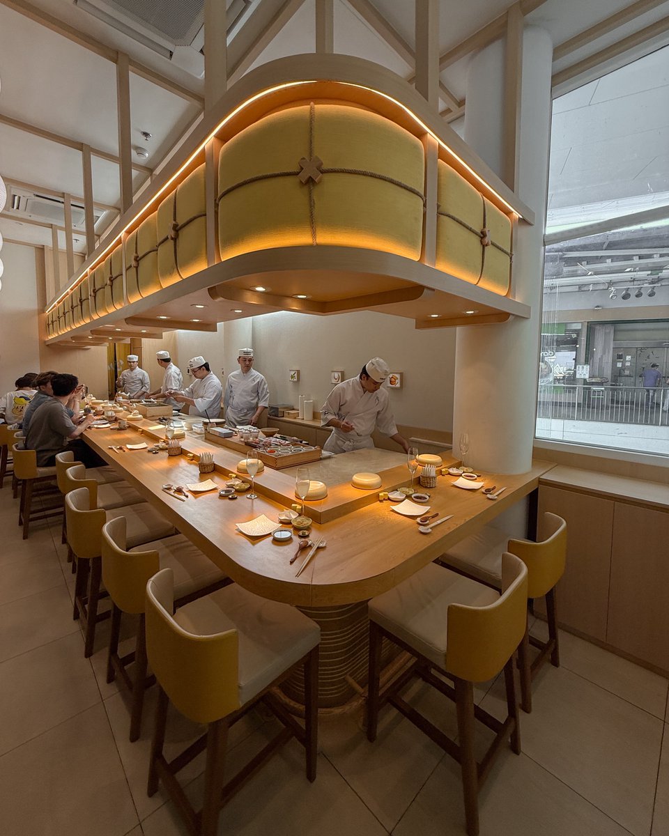 Kokoro Hand Roll Bar : ช่วงนี้กระแส hand roll กำลังมาแรงเลย มันได้ความกึ่ง fine dining กับ casual dining แต่มาในราคาจับต้องได้ ที่นี่จะมีทั้ง a la carte และ course ใครอยากได้ความหลากหลายหน่อยก็แนะนำเป็นคอร์สเลย นี่เลือกคอร์ส 6 คำ 1590++ (+เพิ่มอัพเกรดคำ kokoro roll ด้วย)