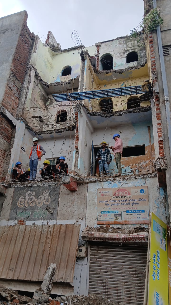 SMC removes dangerous portions of dilapidated Swastik Apartment in Rander