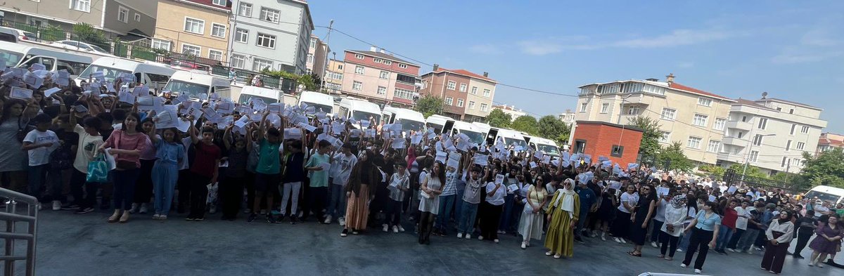 Hadimkoyoo's tweet photo. Okulumuz karne töreninden kareler 🦋🥰😇
Okul Aile Birliği Başkanımız Serap KARAYEL, Değerli Okul Müdürümüz İsmail AL ‘a 2024-2025 Eğitim-Öğretim Yılında yaptığı tüm çalışmalar için teşekkür ederek çiçek takdim etti. @19_mstfylmz @ARNAVUTKOYMEM @Arnavutkoy_K @ismailal03 https://t.co/Mhpjwr0eQK