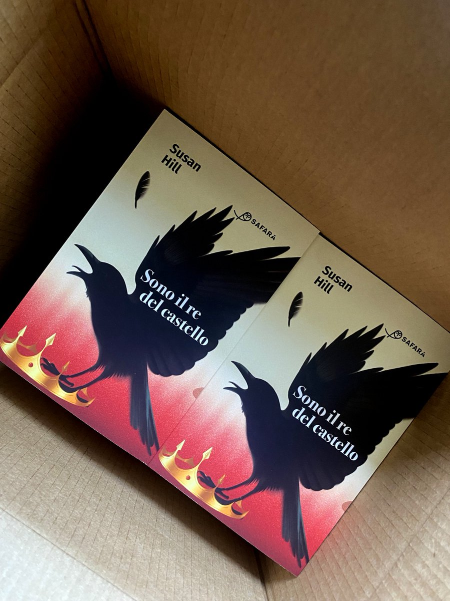 Safarà Editore (@safaraeditore) on Twitter photo «La storia di un piccolo genio del male e della sua preda» (<a href="/guardian/">The Guardian</a>): 𝑺𝒐𝒏𝒐 𝒊𝒍 𝒓𝒆 𝒅𝒆𝒍 𝒄𝒂𝒔𝒕𝒆𝒍𝒍𝒐 di <a href="/susanhillwriter/">SUSAN HILL</a> (𝐿𝑎 𝑑𝑜𝑛𝑛𝑎 𝑖𝑛 𝑛𝑒𝑟𝑜) arriva il 𝟐𝟔 𝐠𝐢𝐮𝐠𝐧𝐨 ed è già disponibile in 𝐩𝐫𝐞-𝐨𝐫𝐝𝐞𝐫 𝐬𝐮𝐥 𝐧𝐨𝐬𝐭𝐫𝐨 𝐬𝐢𝐭𝐨.
🐦⬛️👑 «La storia di un piccolo genio del male e della sua preda» (<a href="/guardian/">The Guardian</a>): 𝑺𝒐𝒏𝒐 𝒊𝒍 𝒓𝒆 𝒅𝒆𝒍 𝒄𝒂𝒔𝒕𝒆𝒍𝒍𝒐 di <a href="/susanhillwriter/">SUSAN HILL</a> (𝐿𝑎 𝑑𝑜𝑛𝑛𝑎 𝑖𝑛 𝑛𝑒𝑟𝑜) arriva il 𝟐𝟔 𝐠𝐢𝐮𝐠𝐧𝐨 ed è già disponibile in 𝐩𝐫𝐞-𝐨𝐫𝐝𝐞𝐫 𝐬𝐮𝐥 𝐧𝐨𝐬𝐭𝐫𝐨 𝐬𝐢𝐭𝐨.
🐦⬛️👑