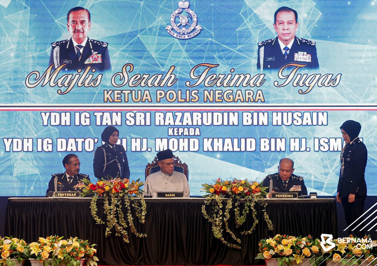 Menteri Dalam Negeri Datuk Seri Saifuddin Nasution Ismail menyaksikan simbolik penyerahan tongkat kuasa oleh bekas Ketua Polis Negara Tan Sri Razarudin Husain kepada Ketua Polis Negara baharu, Datuk Seri Mohd Khalid Ismail, pada Majlis Serah Terima Tugas Ketua Polis Negara di