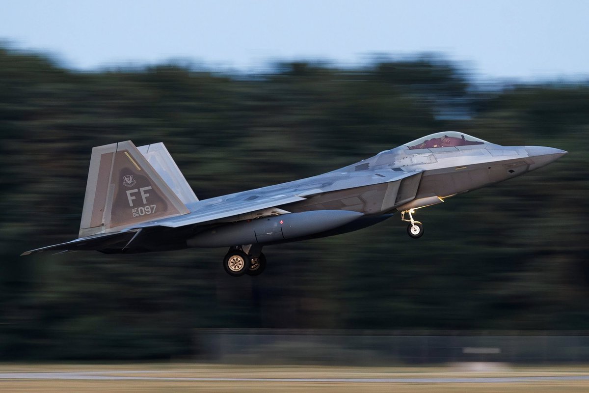 It's pity that I can't be at Lakenheath today where 12 American F-22 Raptor fighters arrived yesterday. Although I have seen the F-22 Raptor during an exercise in the UK a few years ago I have never managed to photograph these magnificent fighters in person.
📸Gordon