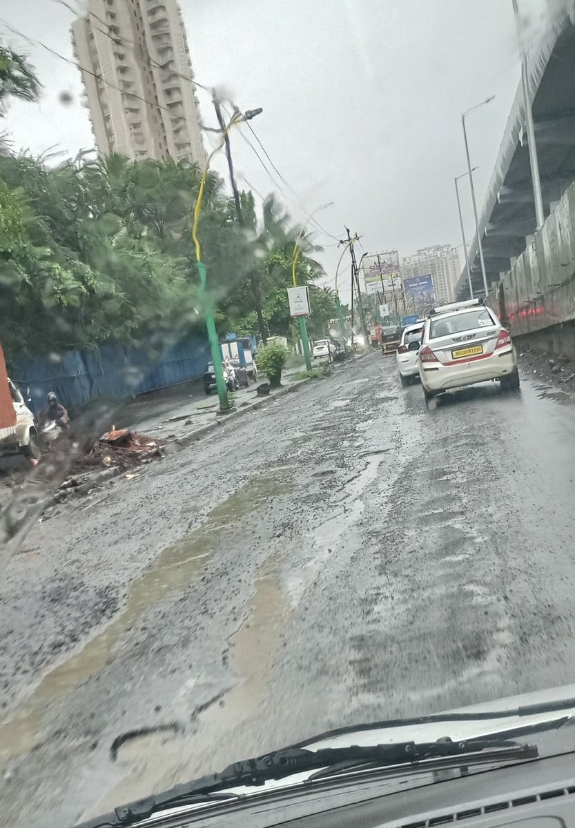 Horrible condition of Kasarvadavli Signal Naka. Where are <a href="/TMCaTweetAway/">Thane Municipal Corporation - ठाणे महानगरपालिका</a> &amp; <a href="/MMRDAOfficial/">MMRDA</a> ? Both of these govt agencies is hell bent to see dead bodies of motorists of Thane ? #thane #mumbai