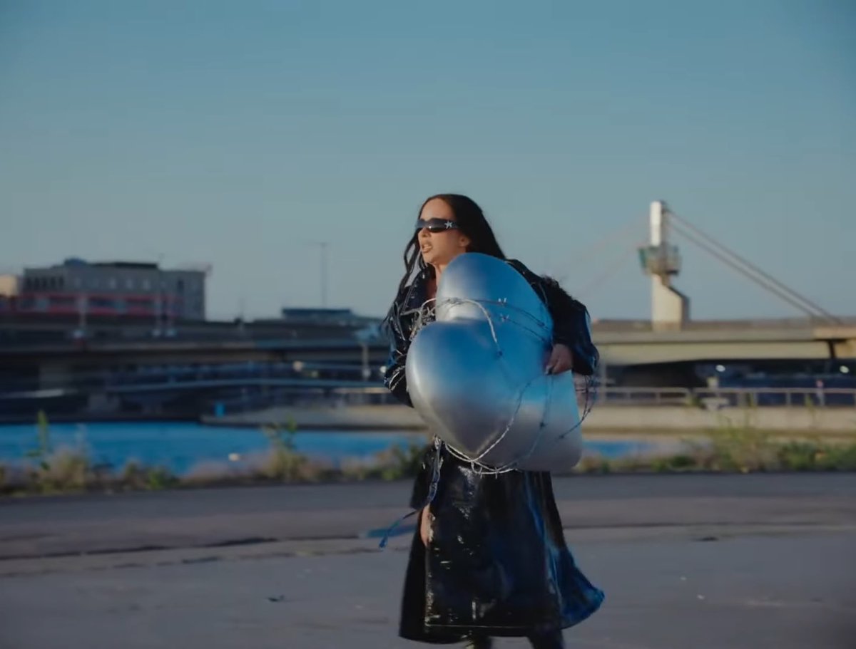 JADE has released the music video for ‘Plastic Box.’

Watch: youtu.be/Vn4mni6GJD0?si…