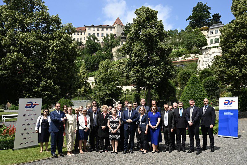 Antoaneta Barta (@antoanetabarta) on Twitter photo Meeting of the 🇪🇺 EU heads of mission with 🇨🇿 Minister <a href="/JanLipavsky/">Jan Lipavský</a> organised by 🇵🇱 <a href="/PLinCzechia/">PLinCzechia</a>. Good exchange on current foreign policy topics - Ukraine, Middle East, NATO Summit - and wrap up of the sucessful Polish Presidency of the EU Council. Meeting of the 🇪🇺 EU heads of mission with 🇨🇿 Minister <a href="/JanLipavsky/">Jan Lipavský</a> organised by 🇵🇱 <a href="/PLinCzechia/">PLinCzechia</a>. Good exchange on current foreign policy topics - Ukraine, Middle East, NATO Summit - and wrap up of the sucessful Polish Presidency of the EU Council.