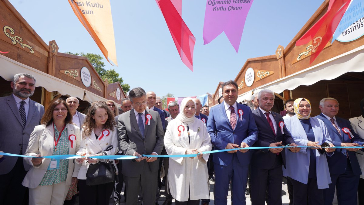 Hayat Boyu Öğrenme Haftası Beyazıt Meydanı'nda kutlandı.
<a href="/tcmeb/">Millî Eğitim Bakanlığı</a> <a href="/mebhbogm/">MEB Hayat Boyu Öğrenme Genel Müdürlüğü</a> <a href="/cengizmete/">Cengiz Mete</a> <a href="/istanbulilmem/">İstanbul İl Millî Eğitim Müdürlüğü</a> <a href="/IstmemHBO/">İstmemHBO</a> <a href="/izekier53/">İrfan Zeki ER</a> <a href="/mem_ozturk/">Mustafa ÖZTÜRK</a> <a href="/beyogluilcemem/">Beyoğlu İlçe Milli Eğitim Müdürlüğü</a> <a href="/CevatDervisoglu/">Cevat Dervişoğlu</a> <a href="/UniversalTeach5/">Universal Teacher</a> #hayatboyuyanındayız