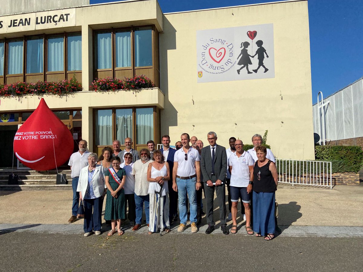 Merci à <a href="/MairieEtampes/">Mairie d'Étampes</a> qui nous renouvelle son soutien à travers la signature de la convention « 1 collecte par mois ». L’occasion de dévoiler une fresque sur les façades de la salle des fêtes Jean Lurçat et qui offre une belle visibilité au #dondesang