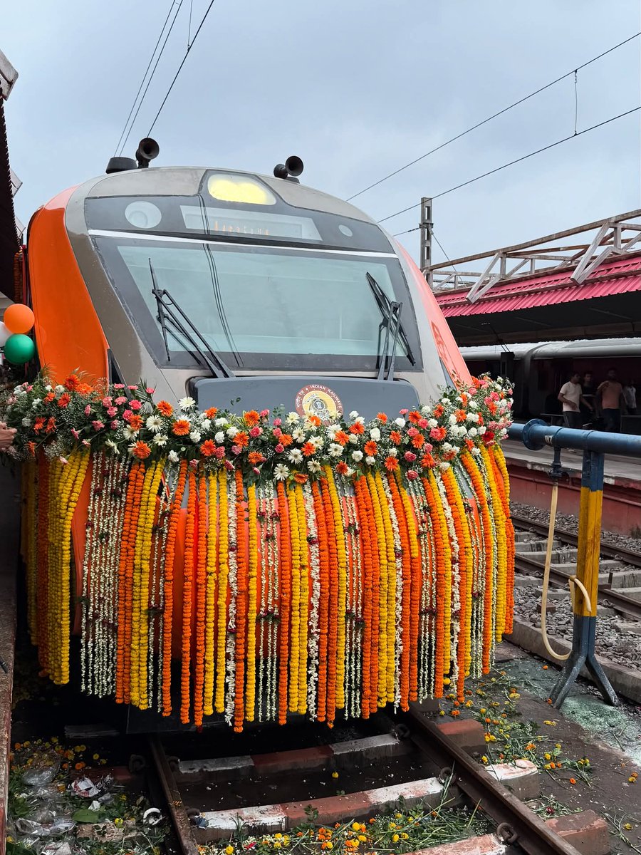 उद्घाटन के लिए तैयार खड़ी है पाटलिपुत्र गोरखपुर वंदे भारत एक्सप्रेस...🤩😍

#Patliputra #gorakhpur #inauguration #run  #VandeBharatExpress