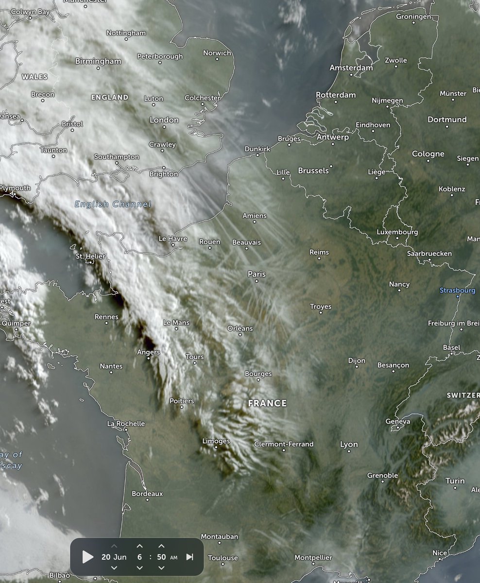 BIG spray lines Paris ↔ London this morning.

Dumping that much so obviously suggests that they are lacking resources in some way.

They normally spray much more discreetly.
