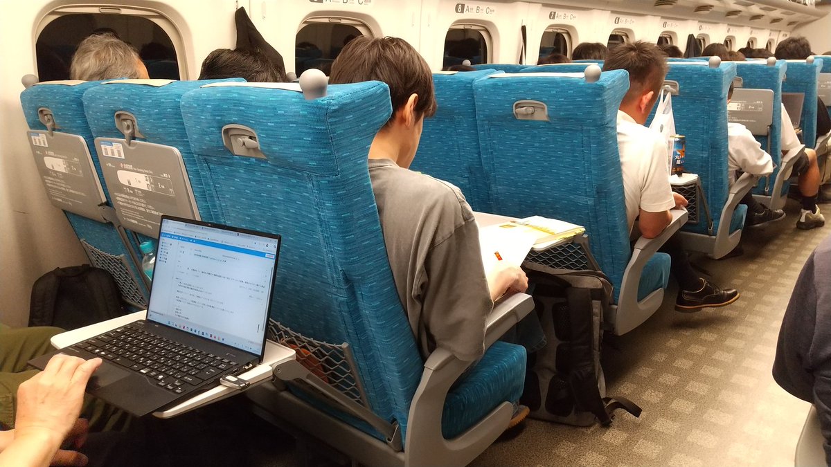 金曜日の夕方ののぞみめっちゃ混んでる、まあ、この前の東北新幹線止まったあとの復帰最初に比べたら、スキスキかな